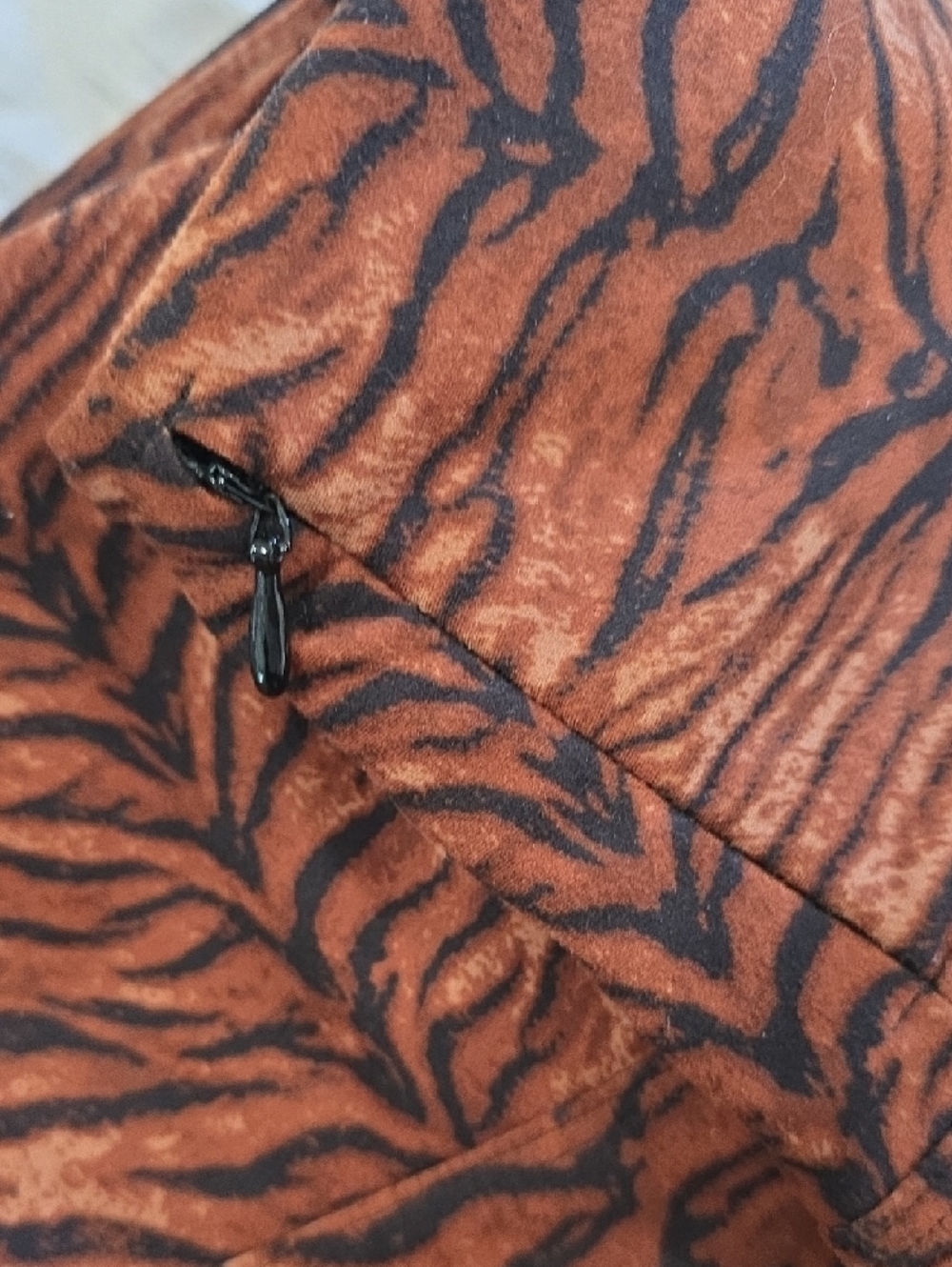 Lorna Jane Brown Tiger-Print Sports Bra & Leggings - Picture 3 of 11